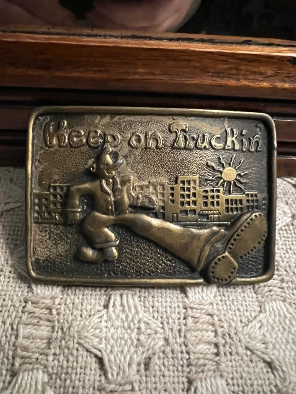 INDIANA METAL CRAFT 'Keep on Truckin'" Big Foot Vintage Brass Belt‎ Buckle GUC